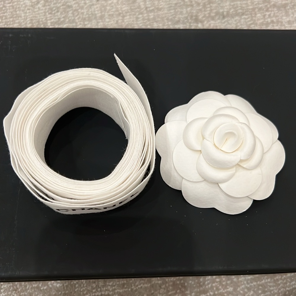 Chanel Ribbon with Flower - Picture 6 of 7